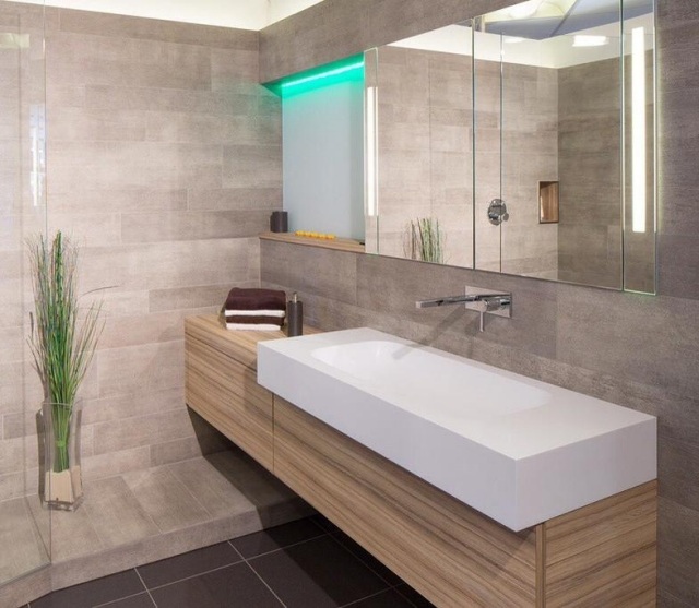 salle-bains-moderne-carrelage-mural-gris-clair-vasque-blanche-meuble-bois-miroir-LED