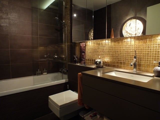 salle-bains-moderne-carrelage-mural-marron-vasque-intégrée-accents-mosaique-or