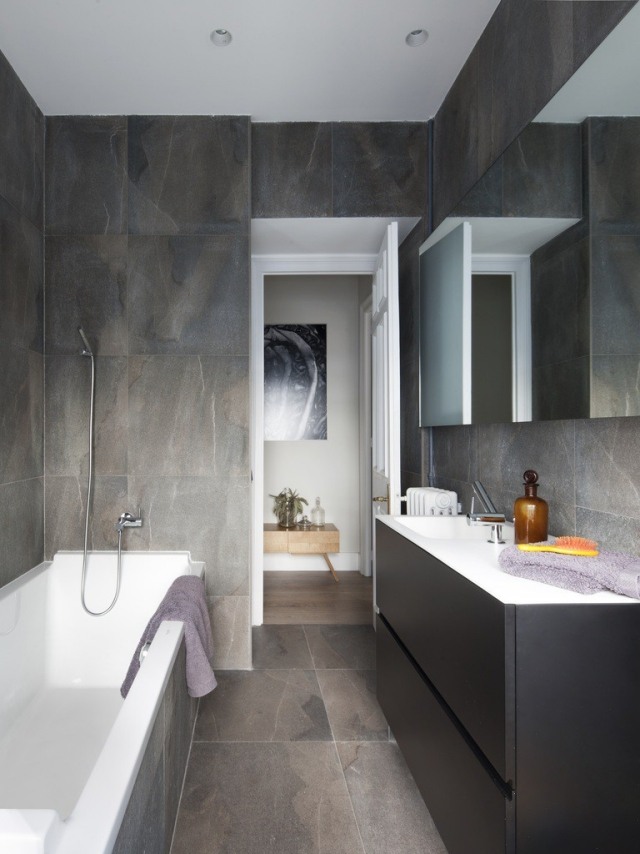 salle-bains-moderne-carrelage-mural-sol-gris-baignoire-blanche-longue-meuble-vasque-bois-noir photos de salle de bains