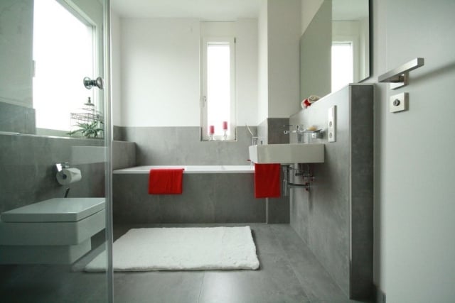 salle-bains-moderne-carrelage-mural-sol-gris-clair-tapis-blanc-cuvette-suspendue