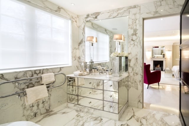 salle-bains-moderne-carrelage-mural-sol-marbre-blanc-meuble-vasque-ultra-moderne-grand-miroir-lampes-élégantes photos de salle de bains