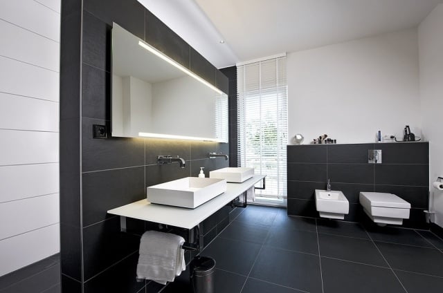 salle-bains-moderne-carrelage-mural-sol-noir-mat-vasques-blanches photos de salle de bains