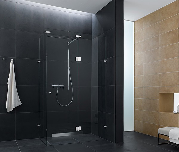 salle-bains-moderne-carrelage-noir-mat-douche-italienne-carrelage-beige
