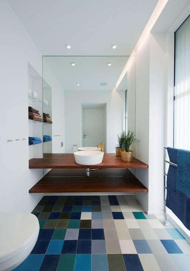 salle-bains-moderne-carrelage-nuances-bleu-gris