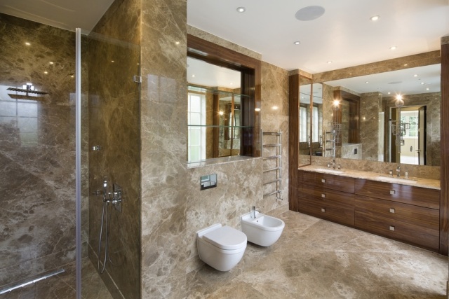 salle-bains-moderne-carrelage-sol-murs-marron-meuble-vasque-bois-moderne-tiroirs-grand-miroir photos de salle de bains