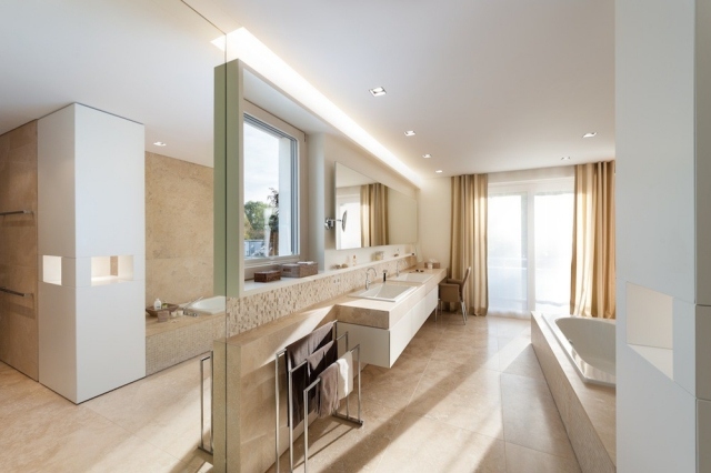 salle-bains-moderne-couleur-crème-élégante-carrelage-crème-baignoire-grand-miroir