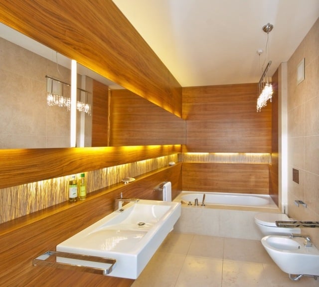 salle-bains-moderne-grand-miroir-long-LED-vasque-blanc-baignoire photos de salle de bains