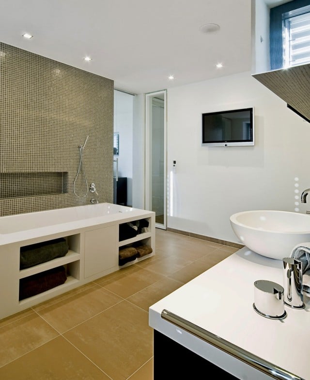 salle-bains-moderne-grande-baignoire-blanche-carrelage-mural-vasque-blanc-forme-ovale