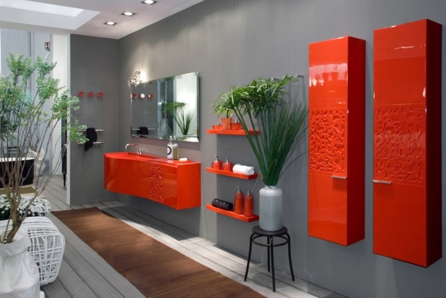 salle-bains-moderne-grise-accents-orange-colonnes-meuble-vasque-motifs-étagères-plantes-vertes