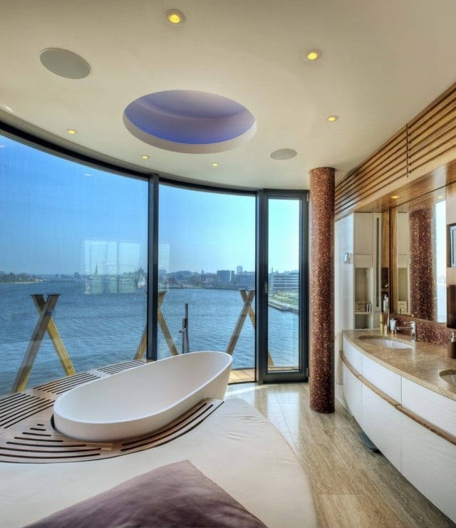 salle-bains-moderne-meuble-vasque-blanc-beige-grand-miroir-baignoire-blanche-élégante photos de salle de bains