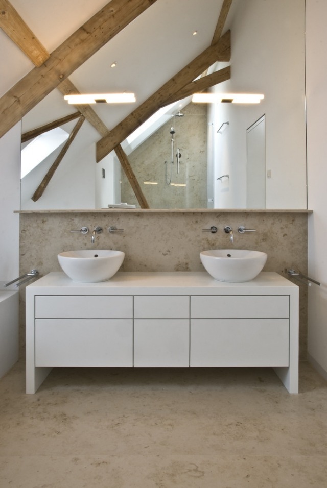 salle-bains-moderne-meuble-vasque-bois-rangements-vasques-forme-ovale-grand-miroir-poutres-bois