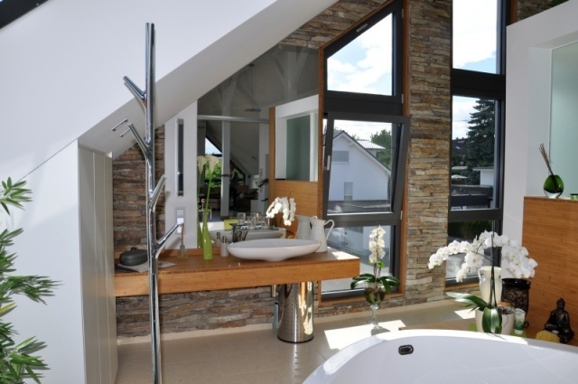 salle-bains-moderne-meuble-vasque-bois-vasque-ovale-blanc-moderne-pierre-parement-décorative-baignoire-îlot