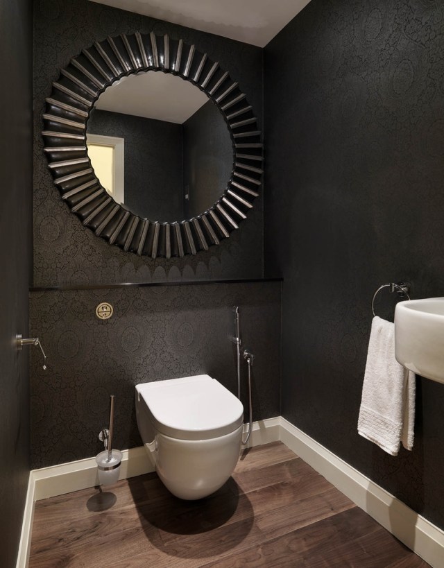 salle-bains-moderne-miroir-cadre-original-noir-cuvette-suspendue-revêtement-sol-aspect-bois photos de salle de bains