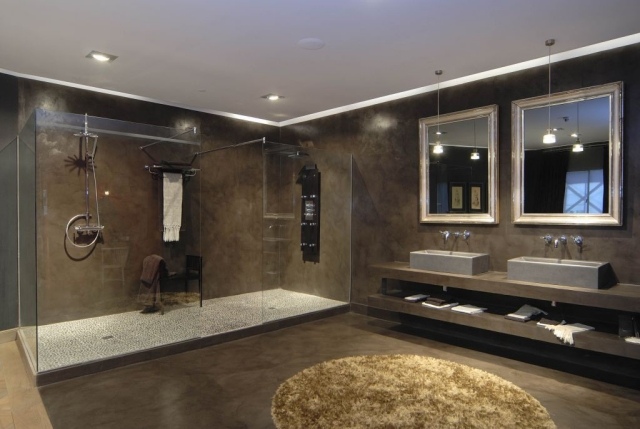 salle-bains-moderne-miroirs-élégants-vasques-rectangulaires-aspect-béton-revêtement-mural-sol-marron-cabine-douche-grande-moderne