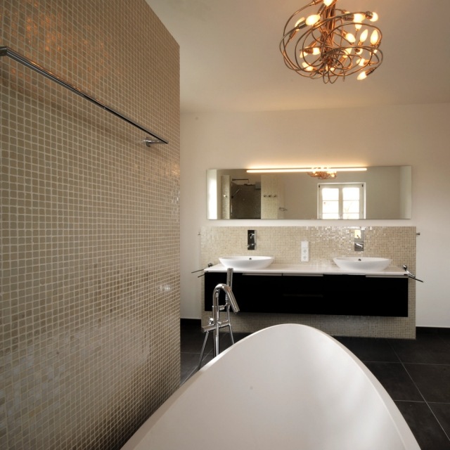 salle-bains-moderne-mosaique-beige-baignoire-îlot-blanche-vasques-meuble-vasque-noir