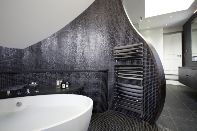 salle-bains-moderne-mosaique-gris-foncé-noir-baignoire-îlot-blanche photos de salle de bains