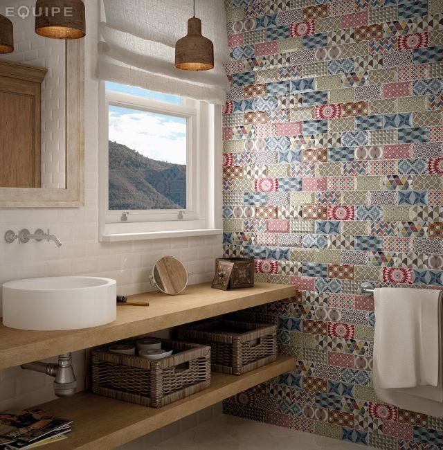 salle-bains-moderne-mosaique-murale-multicolore-vasque-ronde-blanches-paniers-suspensions-marron photos de salle de bains
