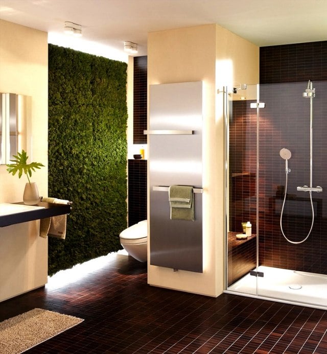 salle-bains-moderne-mur-végétal-tapis-blanc-douche-italienne-carrelage-mural-sol-marron photos de salle de bains