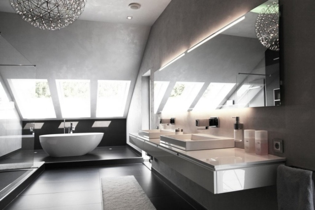 salle-bains-moderne-murs-aspect-béton-baignoire-îlot-blanche-miroir-LED-vasques-blancs