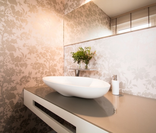 salle-bains-moderne-papier-peint-motifs-floraux-vasque-ronde-blanche photos de salle de bains