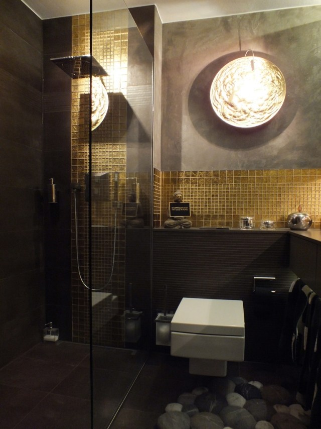 salle-bains-moderne-paroi-verre-carrelage-noir-accents-mosaique-or-tapis-pierre 