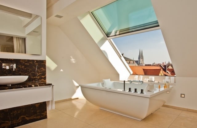 salle-bains-moderne-pente-baignoire-îlot-vasque-ovale-blanc photos de salle de bains