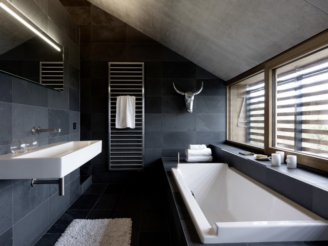 salle-bains-moderne-pente-carrelage-noir-gris-baignoire-blanche-tapis-blanc photos de salle de bains