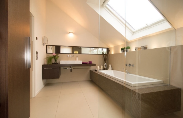 salle-bains-moderne-pente-couleur-beige-mosaique-meuble-vasque-bois-sombre-plantes photos de salle de bains