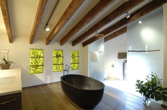 salle-bains-moderne-plafond-française-poutres-bois-baignoire-îlot-noire-revêtement-sol-bois
