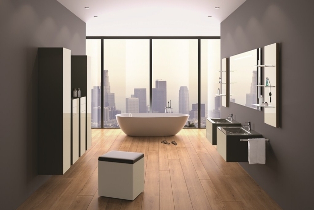 salle-bains-moderne-revêtement-sol-bois-baignoire-îlot-blanche-colonnes-grises-grand-miroir photos de salle de bains