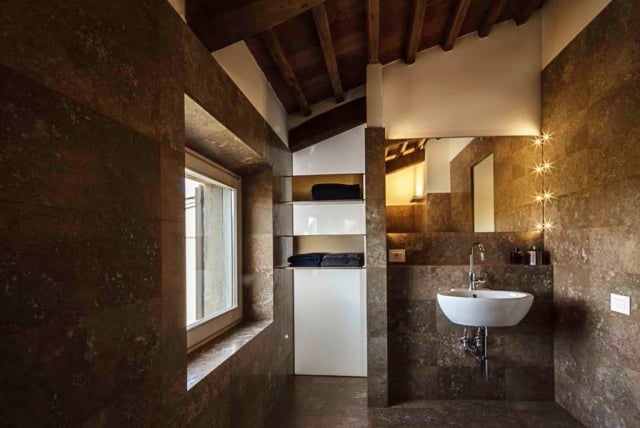 salle-bains-moderne-rustique-carrelage-mural-sol-marron-plafond-bois-vasque-forme-ovale photos de salle de bains