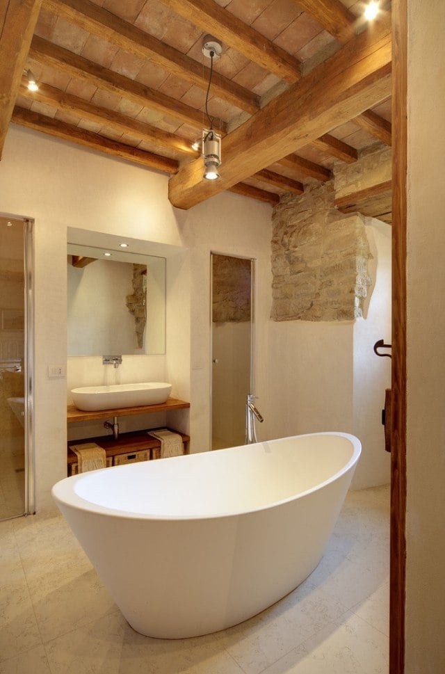 salle-bains-moderne-rustique-plafond-bois-baignoire-îlot-blanche photos de salle de bains