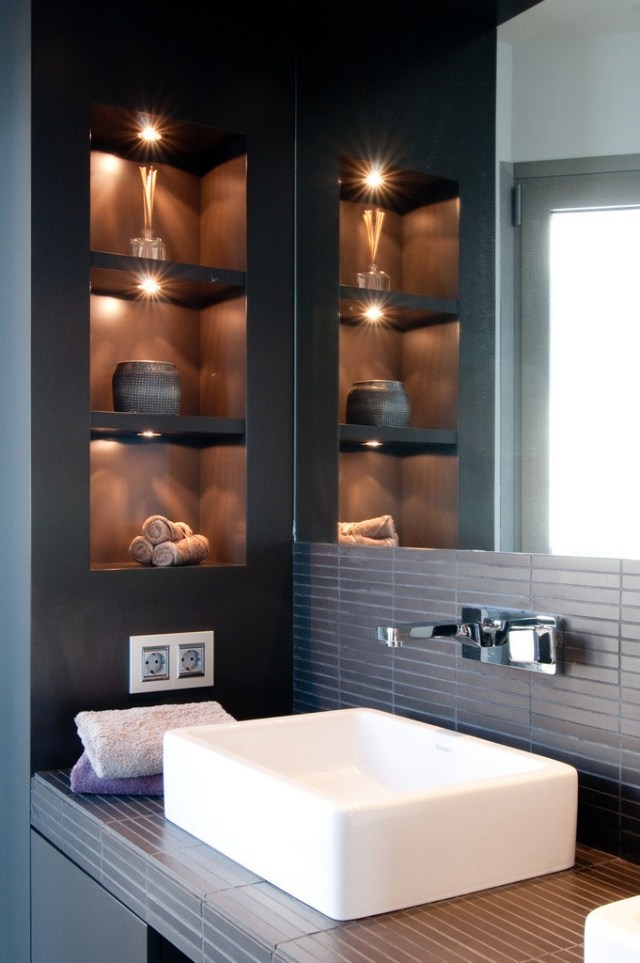 salle-bains-moderne-vasque-carrée-blanche-carrelage-mural-noir-mat photos de salle de bains