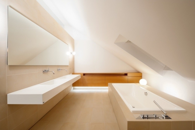 salle-bains-moderne-vasque-moderne-long-grand-miroir-baignoire-élégante photos de salle de bains