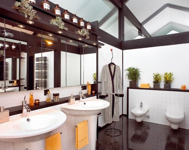 salle-bains-moderne-vasques-blanches-cuvette-suspendue-carrelage-sol-marron photos de salle de bains