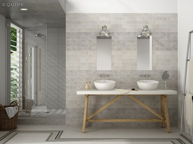 salle-bains-moderne-vasques-blanches-rondes-table-bois-comptoir-blanc-carrelage-mural-gris-clair photos de salle de bains