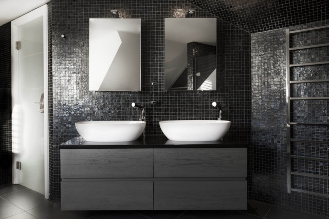 salle-bains-moderne-vasques-blancs-mosaique-noire-miroirs-meuble-vasque-bois photos de salle de bains
