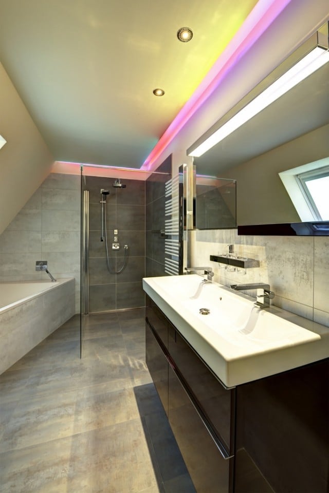 salle-bains-moderne-éclairage-rose-miroir-LED-meuble-vasque-bois