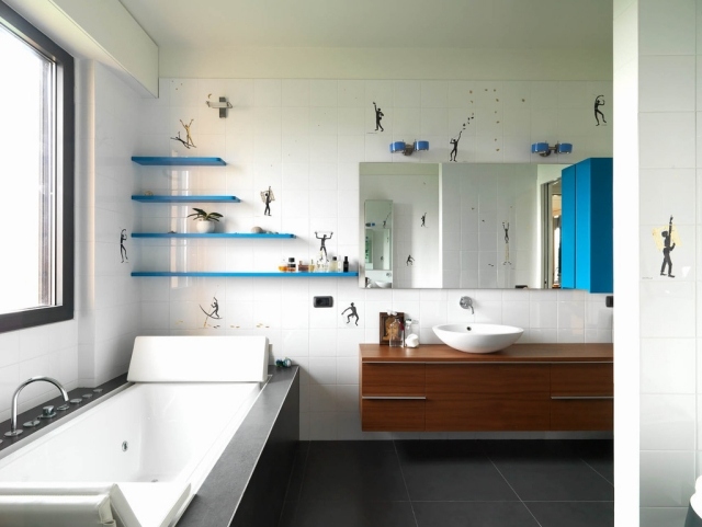 salle-bains-moderne-étagères-bleues-meuble-vasque-bois-vasque-ovale-blanc-miroir-appliques-bleues