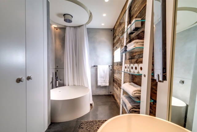 salle-bains-rustique-moderne-murs-bois-béton