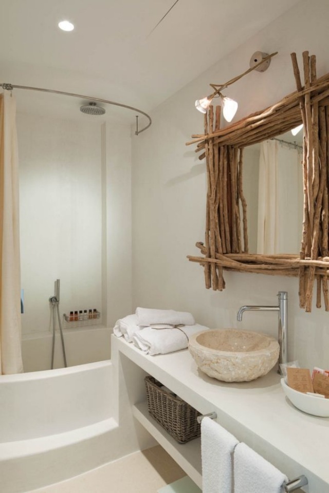 salle-bains-rustique-moderne-vasque-pierre-cadre-bâtons