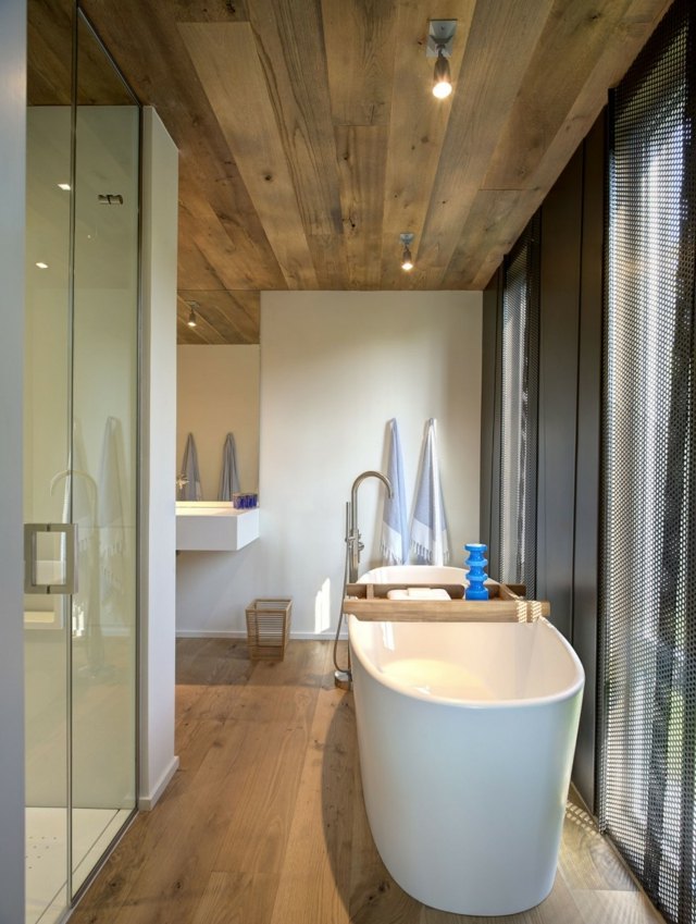 salle-de-bains-design-baignoire-ovale-parquet-flottant