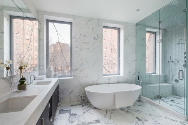 salle-de-bains-design-baignoire-ovale-revetement-marbre