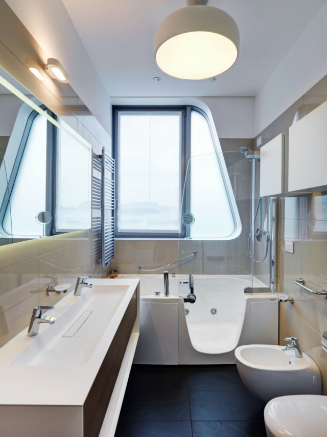 salle-de-bains-design-baignoire-rectangulaire-lampe