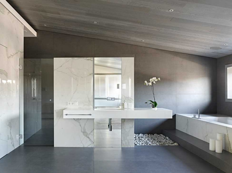 salle-de-bains-revetement-marbre-lavabo