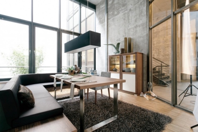 salle-manger-moderne-murs-gris-béton-table-bois