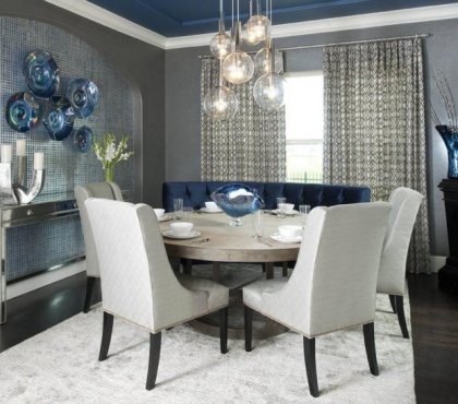 salle-manger-moderne-suspensions-verre-table-bois-ronde-assiettes-verre-bleu