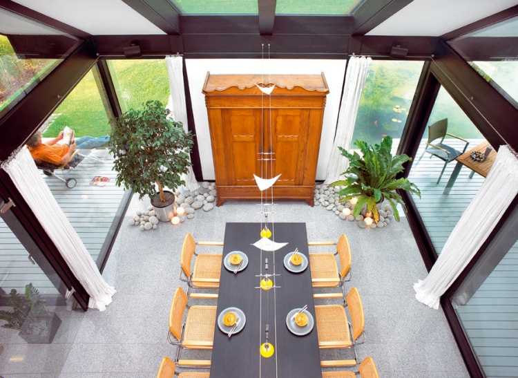salle-manger-moderne-table-grise-chaises-bois-clair-assiettes-jaunes