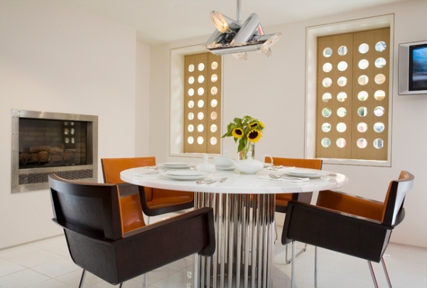 salle-manger-moderne-table-ronde-acier-chaises-marron-orange salle à manger moderne