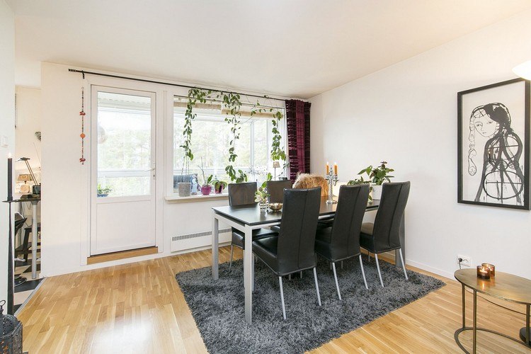 salle à manger moderne -table-métal-bois-chaises-cuir-noir-plantes-intérieur